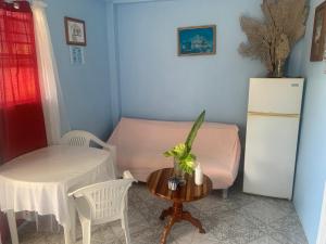 Un lugar para sentarse en Hilltop Haven Apartment #1