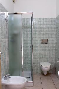 łazienka z prysznicem, toaletą i umywalką w obiekcie B&B Sa Clarera w mieście Baunei