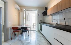 Kuchyň nebo kuchyňský kout v ubytování Amazing Apartment In Boscoreale