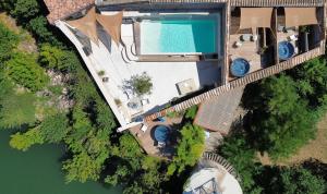 an overhead view of a swimming pool on a house at Les Terrasses de Bélarga - Maison d'hôtes - Piscine et Jacuzzi in Bélarga