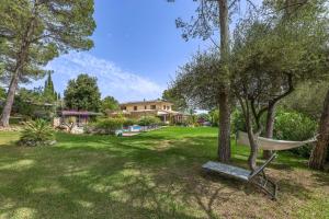 a park with a hammock in the middle of a yard at VILLA JACELIA in Sa Pobla