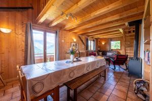 Posezení v ubytování Le Paccaly, Piscine et Aire de jeux