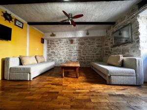 Posezení v ubytování Comfortable apartment in Betina, 52 m², air-conditioned