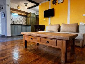 TV a/nebo společenská místnost v ubytování Comfortable apartment in Betina, 52 m², air-conditioned