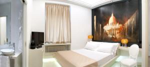 ローマにあるBdb Luxury Rooms San Pietroのベッドルーム1室(ベッド1台付)が備わります。壁には絵画が飾られています。