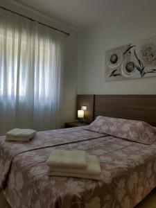 a bedroom with a bed with two towels on it at Beautiful sunrise bungalow Imperial Park 4 fast wifi, parking, airco in Calpe +21 photos