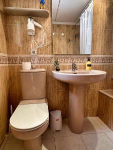 a bathroom with a toilet and a sink at Beautiful sunrise bungalow Imperial Park 4 fast wifi, parking, airco in Calpe