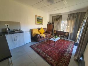 un soggiorno con un divano e un tavolo di Diepkloof eco Guest Farm a Burgersdorp