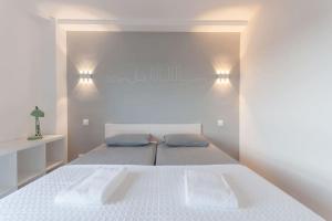 Un dormitorio con una cama blanca con dos almohadas. en ºººCH Residential Area Modern City Views WiFi ACººº, en Madrid