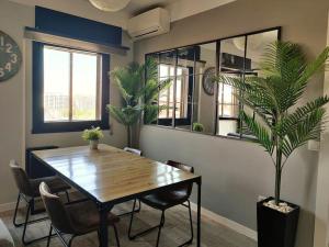 Un comedor con una mesa y una planta en maceta. en ºººCH Residential Area Modern City Views WiFi ACººº, en Madrid
