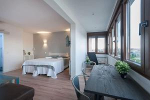 una habitación de hotel con una cama y una mesa en ººººCH Residential Area Modern City Views WiFi ACºººº, en Madrid