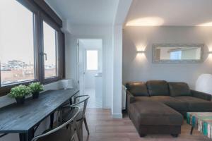una sala de estar con un sofá y una mesa en ººººCH Residential Area Modern City Views WiFi ACºººº, en Madrid