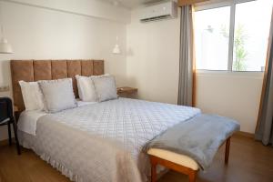 a bedroom with a large bed with a large window at Casa do Troféu in Relva