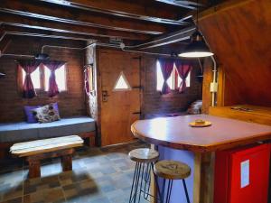 een kamer met een tafel en een bank in een huis bij Alentue in Dina Huapi +54 foto's