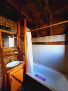 een badkamer met een wastafel en een ligbad bij Alentue in Dina Huapi