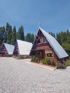 een huis met een zadeldak op een grindperceel bij Alentue in Dina Huapi