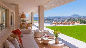 ein Wohnzimmer mit einem Sofa und einer Terrasse in der Unterkunft Villa Horizon Antequera by Ruralidays in Antequera