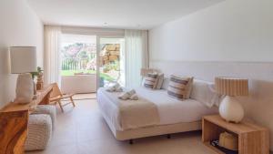 ein Wohnzimmer mit einem Bett und einem großen Fenster in der Unterkunft Villa Horizon Antequera by Ruralidays in Antequera + 47 Fotos