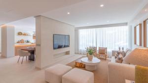 ein Wohnzimmer mit Sofa und Tisch in der Unterkunft Villa Horizon Antequera by Ruralidays in Antequera