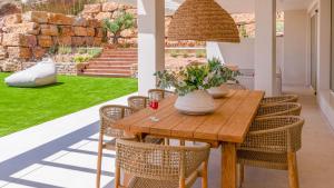 ein Esszimmer mit einem Holztisch und Stühlen in der Unterkunft Villa Horizon Antequera by Ruralidays in Antequera