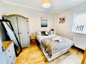 Postel nebo postele na pokoji v ubytování Willow Cottage with Hot tub