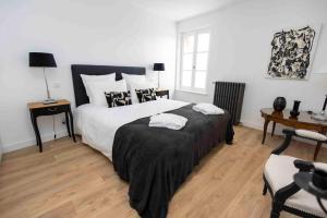 a bedroom with a bed with two towels on it at Le Repaire in Montigny-le-Gannelon