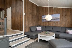 贝特斯托尔Bitigrenda N的客厅里有一张沙发和一张桌子。