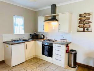 Kuchyň nebo kuchyňský kout v ubytování Willow Cottage with Hot tub