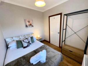 Postel nebo postele na pokoji v ubytování Willow Cottage with Hot tub