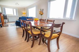 een eetkamer met een tafel en stoelen bij Sunnyhill Cottage in North Erradale
