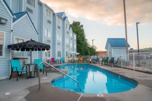 Bazén v ubytování Guest Inn Pigeon Forge nebo v jeho okolí