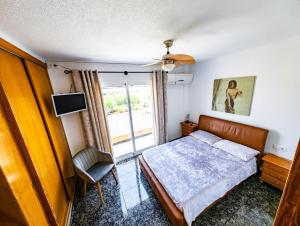 Łóżko lub łóżka w pokoju w obiekcie SunRise Den, a pie de playa, vista al mar y piscina