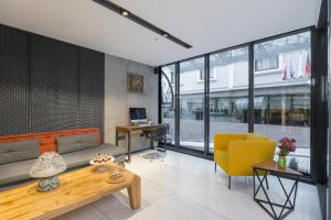 una sala de estar con un sofá y una silla en Lampa Design Hotel-Special Category, en Estambul