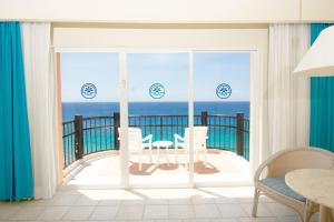 ein Zimmer mit Balkon und Meerblick in der Unterkunft El Cozumeleño Beach Resort - All Inclusive in Cozumel + 24 Fotos