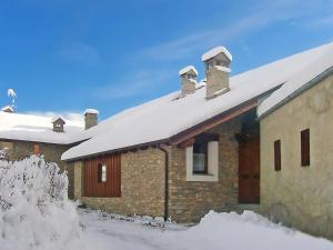 un edificio con nieve encima en Apartment Grand Sarriod-3 by Interhome, en Saint Nicolas