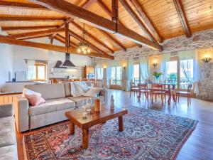 un soggiorno con un divano e un tavolo di Holiday Home Zollia by Interhome a Vrsar