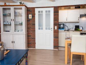 Kuchyň nebo kuchyňský kout v ubytování Holiday Home Klaffmuschel by Interhome