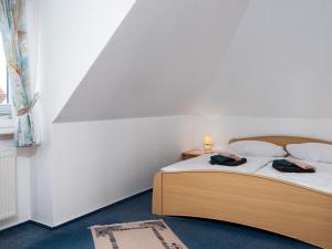 ノルトダイヒにあるApartment Mantelmöwe by Interhomeの部屋にベッドが2つある寝室