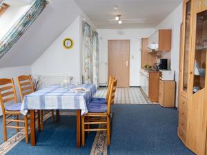 ノルトダイヒにあるApartment Mantelmöwe by Interhomeのテーブルと椅子のあるキッチンとダイニングルーム
