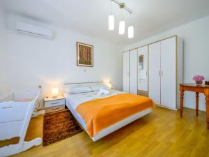 Postel nebo postele na pokoji v ubytování Holiday Home Dedina srića by Interhome