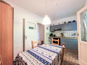 Η κουζίνα ή μικρή κουζίνα στο Apartment Wildbadstrasse by Interhome