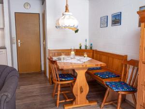 Un comedor con mesa y sillas de madera. en Holiday Home Müter by Interhome, en Norddeich 33 fotos más