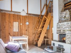 ein Wohnzimmer mit einer Holztreppe und einem Kamin in der Unterkunft Holiday Home Vuokatinportti a 11 by Interhome in Lahdenperä