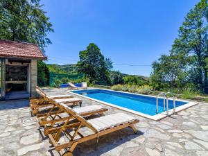 Bazén v ubytování Holiday Home Magna Tilia by Interhome nebo v jeho okolí