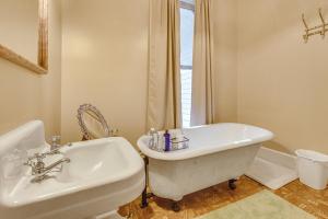 Ένα μπάνιο στο Creekfront Yellville Manor with Parlors and Fire Pit! +37 φωτογραφίες
