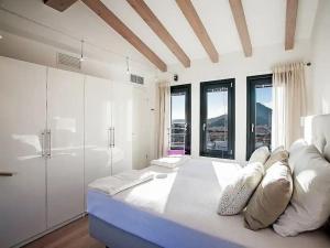 Ένα ή περισσότερα κρεβάτια σε δωμάτιο στο Villa Andratx - Ocean & Mountain View +18 φωτογραφίες
