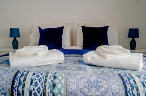 un letto con due asciugamani sopra di Cottage in Ludlow a Ludlow