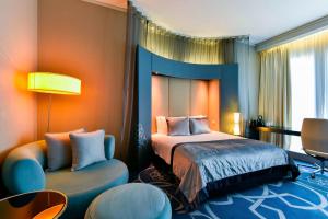 Una cama o camas en una habitación de W Doha