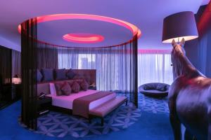 Una cama o camas en una habitación de W Doha