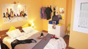 Un dormitorio con una cama con una botella de vino. en Manuela Beach City, en Lloret de Mar